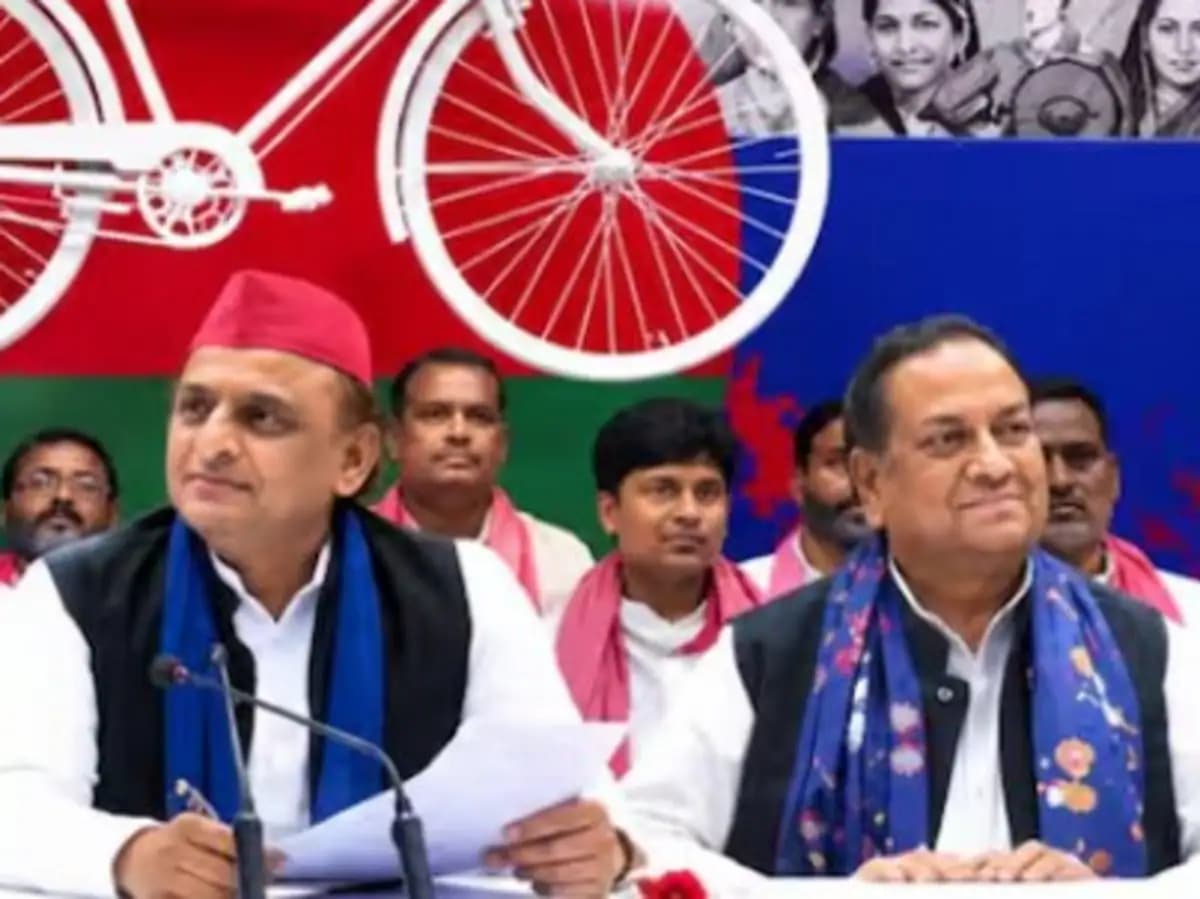 राम आसरे कुशवाहा समाजवादी पार्टी में शामिल होते हुए
